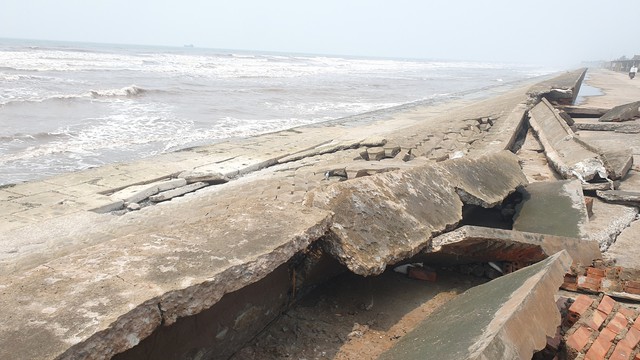Kè biển ở Nam Định bị sạt lở, biển Thịnh Long gần như 'tê liệt'- Ảnh 12.