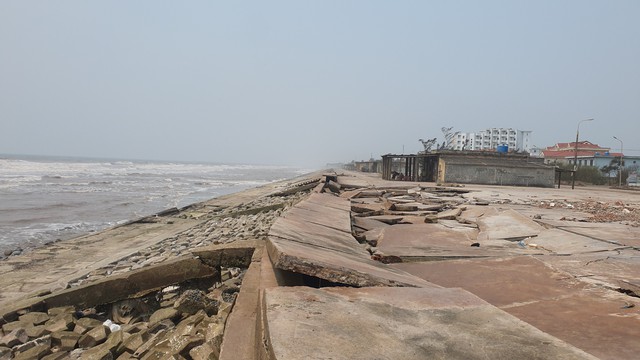 Kè biển ở Nam Định bị sạt lở, biển Thịnh Long gần như 'tê liệt'- Ảnh 3.