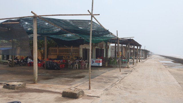 Kè biển ở Nam Định bị sạt lở, biển Thịnh Long gần như 'tê liệt'- Ảnh 4.