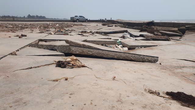 Kè biển ở Nam Định bị sạt lở, biển Thịnh Long gần như 'tê liệt'- Ảnh 14.