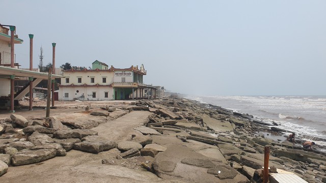 Kè biển ở Nam Định bị sạt lở, biển Thịnh Long gần như 'tê liệt'- Ảnh 5.