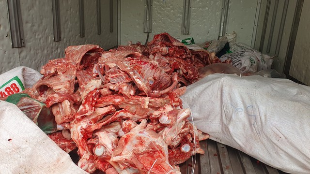 Kinh hoàng 700kg xương lợn, lòng lợn không đảm bảo an toàn thực phẩm, vệ sinh thú y 'suýt' đến mâm cơm người tiêu dùng - Ảnh 2.
