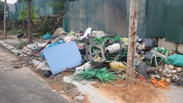 Kỳ lạ ở Hà Nội, hai bên cách nhau chỉ khoảng vài trăm mét nhưng người dân muốn đi lại phải chạy đường vòng- Ảnh 13.