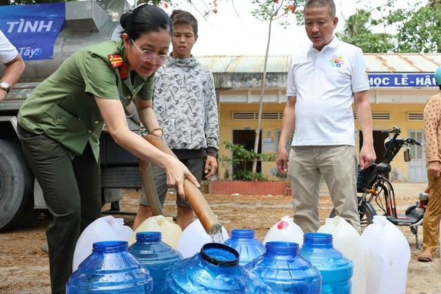 &quot;Giọt nước nghĩa tình&quot; tiếp tục tuôn về Bến Tre, Tiền Giang giữa cao điểm hạn mặn- Ảnh 3.