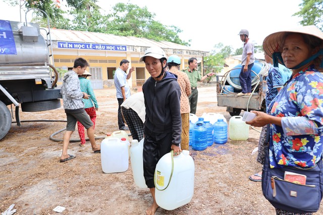 &quot;Giọt nước nghĩa tình&quot; tiếp tục tuôn về Bến Tre, Tiền Giang giữa cao điểm hạn mặn- Ảnh 4.