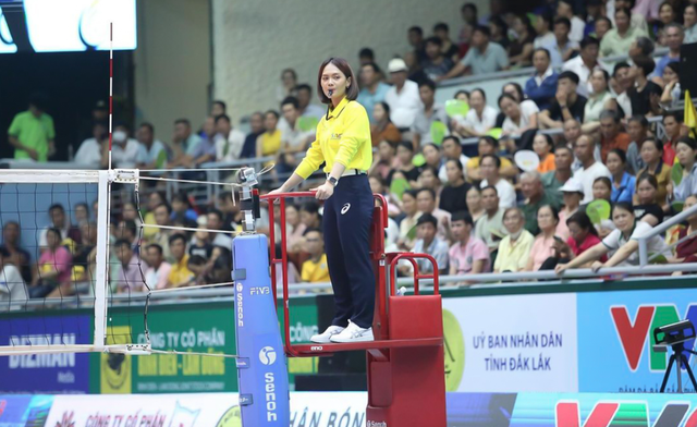 Dung mạo xinh đẹp của nữ trọng tài Thái Lan thu hút sự chú ý tại giải bóng chuyền quốc tế cúp VTV9 - Bình Điền 2024- Ảnh 2.