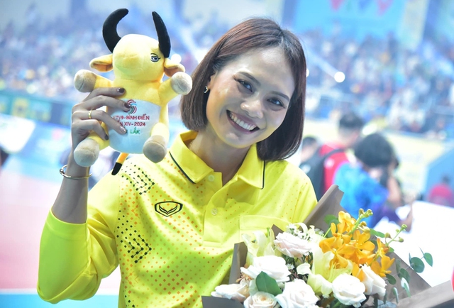 Dung mạo xinh đẹp của nữ trọng tài Thái Lan thu hút sự chú ý tại giải bóng chuyền quốc tế cúp VTV9 - Bình Điền 2024- Ảnh 1.