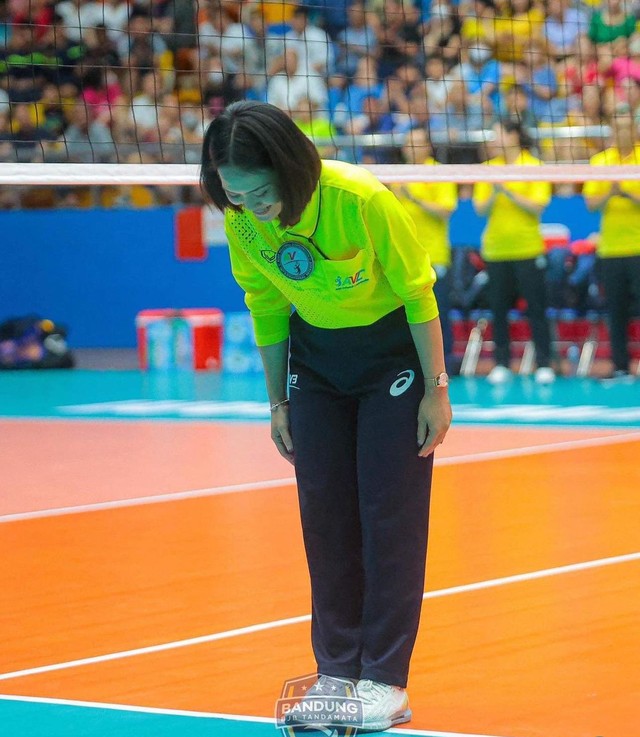 Dung mạo xinh đẹp của nữ trọng tài Thái Lan thu hút sự chú ý tại giải bóng chuyền quốc tế cúp VTV9 - Bình Điền 2024- Ảnh 4.