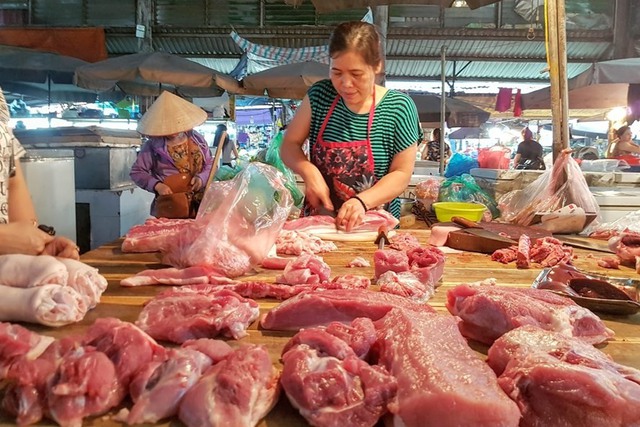 Đi chợ mua thịt lợn chỉ cần nhìn 5 điểm này là biết thịt sạch hay bẩn- Ảnh 1.