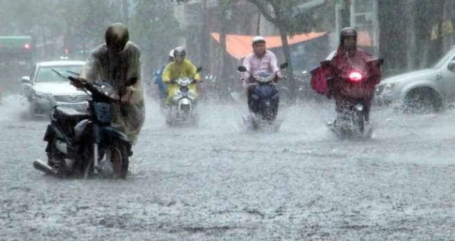 Thời tiết Hà Nội 3 ngày tới: Thủ đô còn mưa dông xối xả, người dân phải lội nước đi làm? - Ảnh 2.