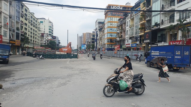 Hà Nội: Đường Kim Đồng ùn ứ giao thông vì rào chắn thi công hầm chui đường vành đai 2.5- Ảnh 3.