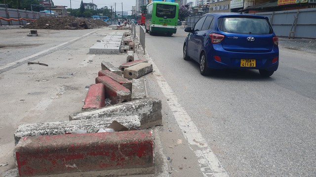 Hà Nội: Đường Kim Đồng ùn ứ giao thông vì rào chắn thi công hầm chui đường vành đai 2.5- Ảnh 6.