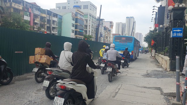 Hà Nội: Đường Kim Đồng ùn ứ giao thông vì rào chắn thi công hầm chui đường vành đai 2.5- Ảnh 4.