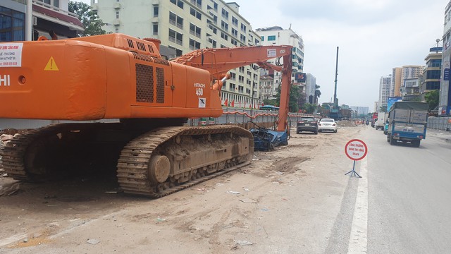 Hà Nội: Đường Kim Đồng ùn ứ giao thông vì rào chắn thi công hầm chui đường vành đai 2.5- Ảnh 7.