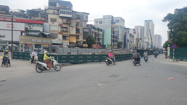 Hà Nội: Đường Kim Đồng ùn ứ giao thông vì rào chắn thi công hầm chui đường vành đai 2.5- Ảnh 1.