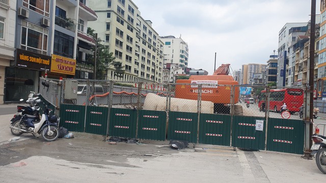 Hà Nội: Đường Kim Đồng ùn ứ giao thông vì rào chắn thi công hầm chui đường vành đai 2.5- Ảnh 2.