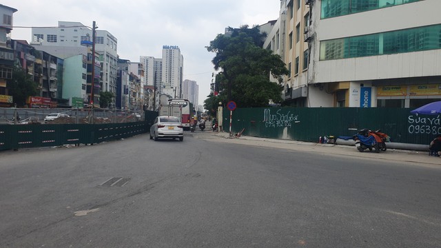 Hà Nội: Đường Kim Đồng ùn ứ giao thông vì rào chắn thi công hầm chui đường vành đai 2.5- Ảnh 5.