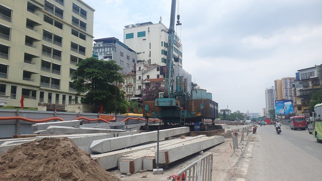 Hà Nội: Đường Kim Đồng ùn ứ giao thông vì rào chắn thi công hầm chui đường vành đai 2.5- Ảnh 13.
