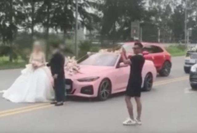 Đỗ ô tô giữa đường để chụp ảnh cưới, 4 người bị khởi tố - Ảnh 1.