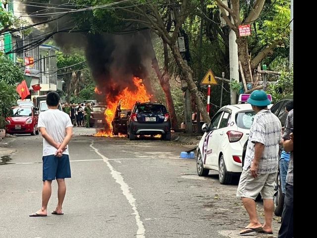 Hà Nội: Ô tô BMW cháy trơ khung khi đang đỗ bên đường- Ảnh 1.