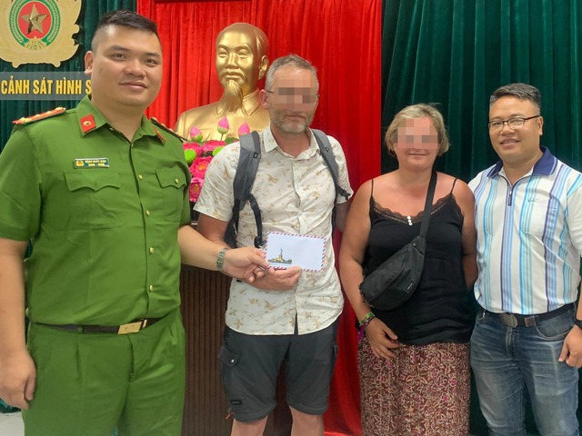 Vụ khách nước ngoài bị tài xế taxi 'chặt chém' ở Hà Nội: Hai du khách đã nhận lại tiền- Ảnh 1.