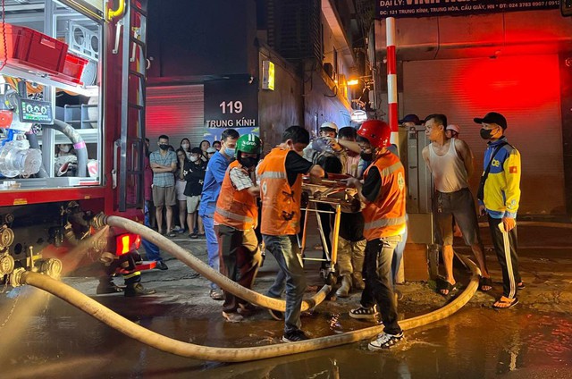 Cháy nhà trọ 5 tầng ở Hà Nội, nhiều người tử vong - Ảnh 3.
