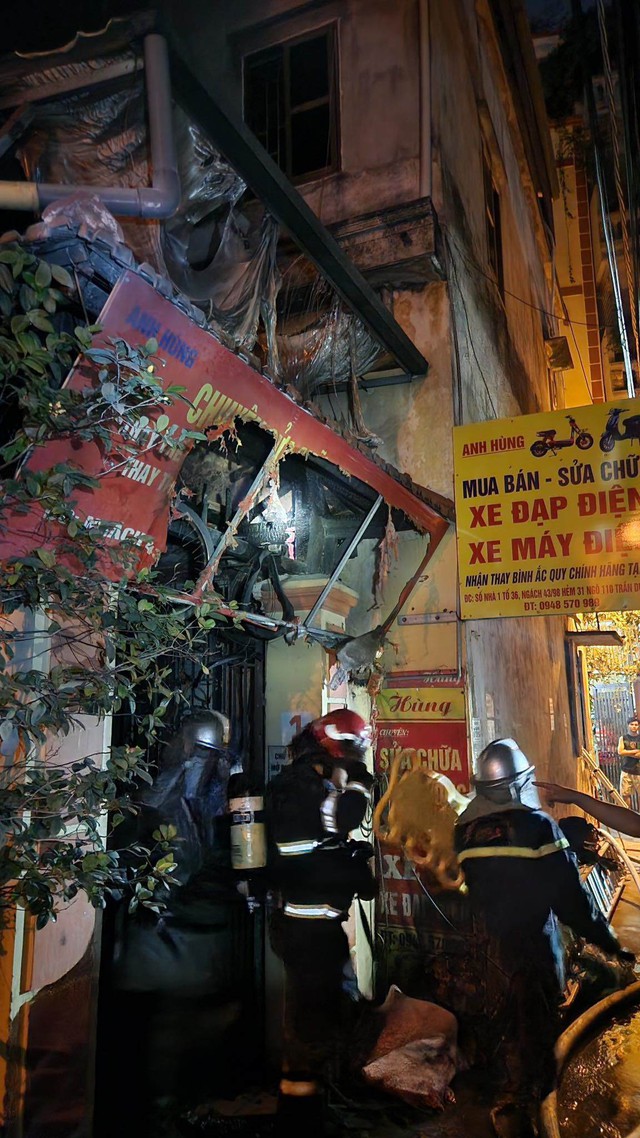 Vụ cháy nhà trọ ở Trung Kính: Cảnh sát dùng thang dây cứu được 7 người- Ảnh 2.