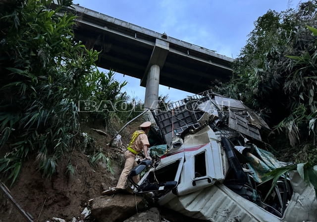 Lào Cai: Xe tải lao xuống vực, 3 người bị thương- Ảnh 1. Lào Cai: Xe tải lao xuống vực, 3 người bị thương- Ảnh 1.