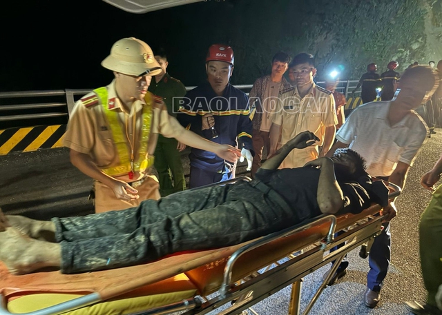 Lào Cai: Xe tải lao xuống vực, 3 người bị thương- Ảnh 2. Lào Cai: Xe tải lao xuống vực, 3 người bị thương- Ảnh 2.