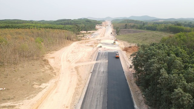 Nguyên nhân việc liên tục 'trễ hẹn' bàn giao mặt bằng Dự án cao tốc Vạn Ninh – Cam Lộ - Ảnh 1.