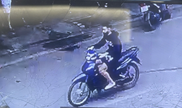 Hà Nội: Truy tìm đối tượng đi xe máy gây tai nạn khiến người phụ nữ gãy 2 chân rồi bỏ trốn - Ảnh 1.