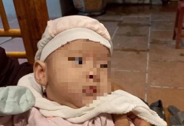 Xót xa bé gái 3 tháng tuổi bị bỏ rơi trước cổng chùa trong đêm nhờ người nuôi giúp- Ảnh 1.