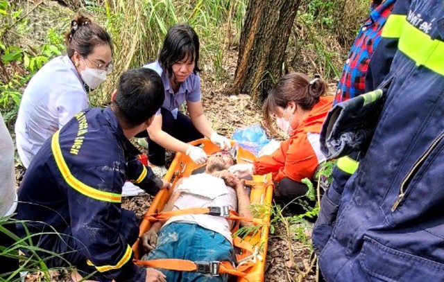 Phá công trình bỏ hoang để lấy sắt vụn, người đàn ông bị phần mái công trình đè thoát chết trong gang tấc- Ảnh 2.