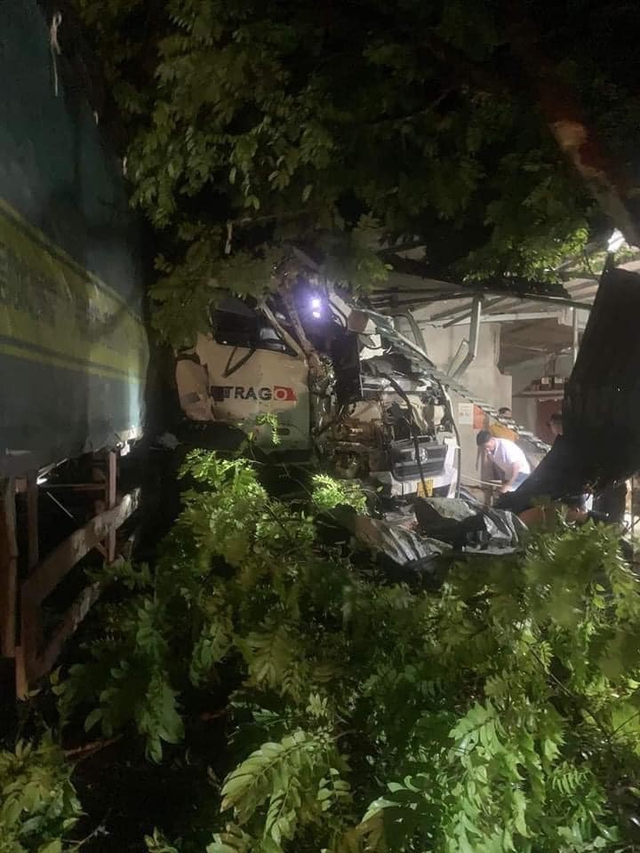 Tài xế say rượu, lao xe đầu kéo vào nhà dân ở Sơn La khiến 8 người thương vong  - Ảnh 2.