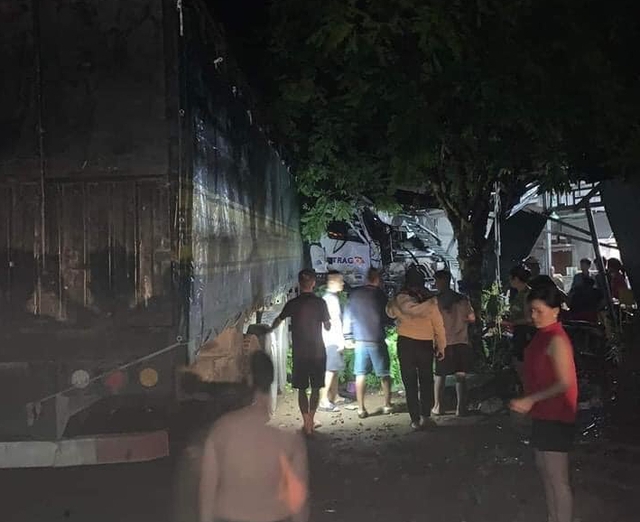 Tài xế say rượu, lao xe đầu kéo vào nhà dân ở Sơn La khiến 8 người thương vong  - Ảnh 1.
