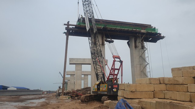 Sau 7 tháng thi công, cầu vượt sông Đáy ở Nam Định đang dần lộ diện- Ảnh 6.