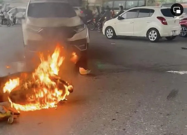 Hà Nội: Xe máy bốc cháy ngùn ngụt giữa phố sau tai nạn giao thông- Ảnh 1.