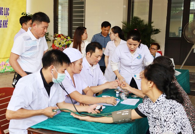 Hương Khê phát động chiến dịch chăm sóc SKSS/KHHGĐ năm 2024 - Ảnh 4.