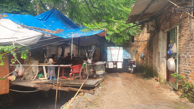 Kênh mương Kẻ Khế ở Hà Nội tràn ngập rác, nguồn nước đen kịt tiềm ẩn nguy cơ dịch bệnh - Ảnh 11.