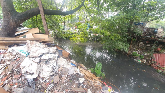 Kênh mương Kẻ Khế ở Hà Nội tràn ngập rác, nguồn nước đen kịt tiềm ẩn nguy cơ dịch bệnh - Ảnh 7.