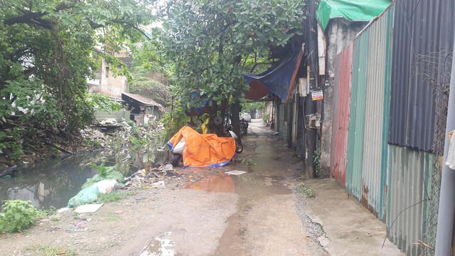 Kênh mương Kẻ Khế ở Hà Nội tràn ngập rác, nguồn nước đen kịt tiềm ẩn nguy cơ dịch bệnh - Ảnh 8.