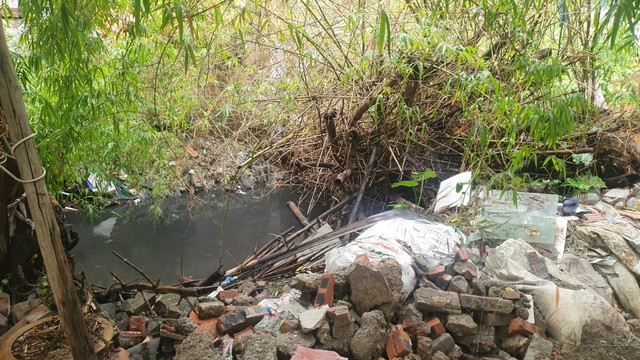 Kênh mương Kẻ Khế ở Hà Nội tràn ngập rác, nguồn nước đen kịt tiềm ẩn nguy cơ dịch bệnh - Ảnh 2.