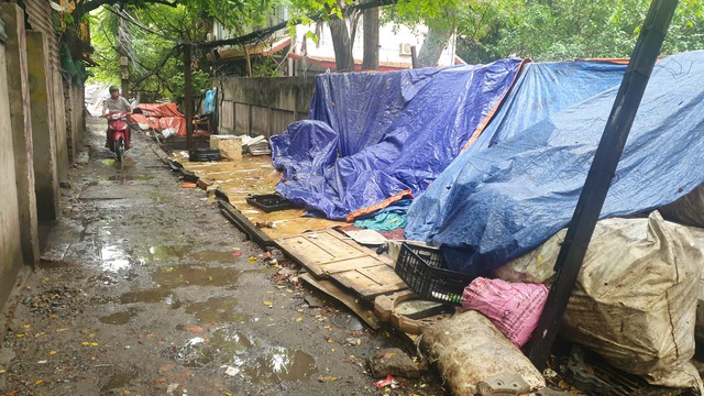 Kênh mương Kẻ Khế ở Hà Nội tràn ngập rác, nguồn nước đen kịt tiềm ẩn nguy cơ dịch bệnh - Ảnh 9.