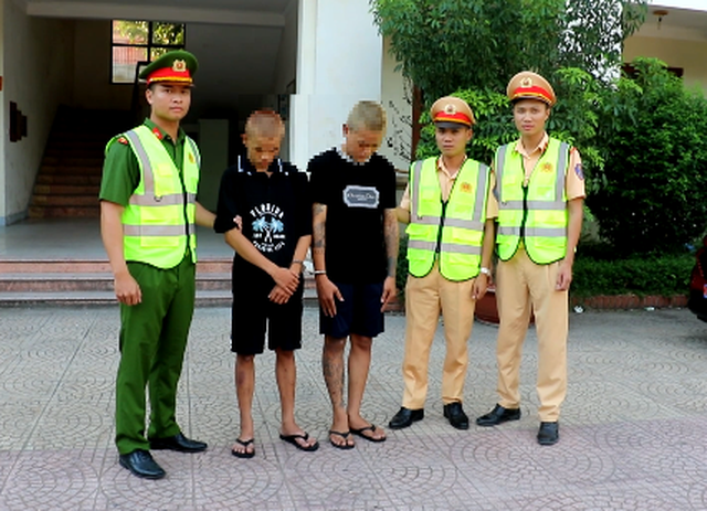 Công an huyện Nghi Lộc bắt giữ 2 đối tượng manh động, dùng dao chặn đường cướp tài sản.