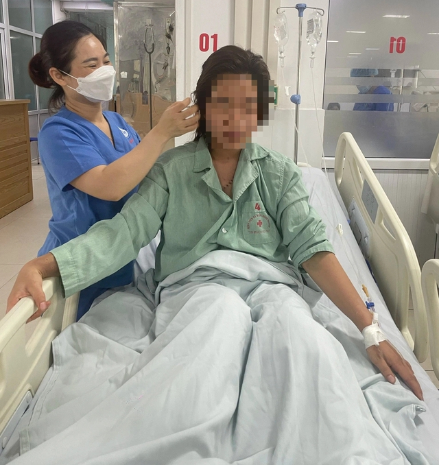 Thông tin mới nhất về sức khỏe của người phụ nữ Hà Nội bị sét đánh khi đang đi cắt rau - Ảnh 1.