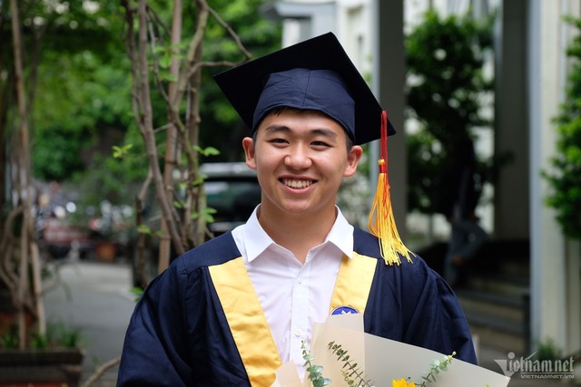 Nam sinh chuyên Văn tốt nghiệp xuất sắc ngành Sư phạm Toán - Ảnh 1.