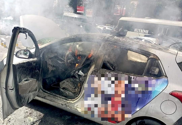 Xe taxi bất ngờ bốc cháy khi đang di chuyển trên đường ở Hà Nội- Ảnh 1.
