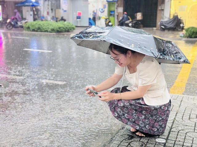 TP.HCM bất ngờ có mưa đá, người dân rần rần khoe mạng xã hội - Ảnh 2.