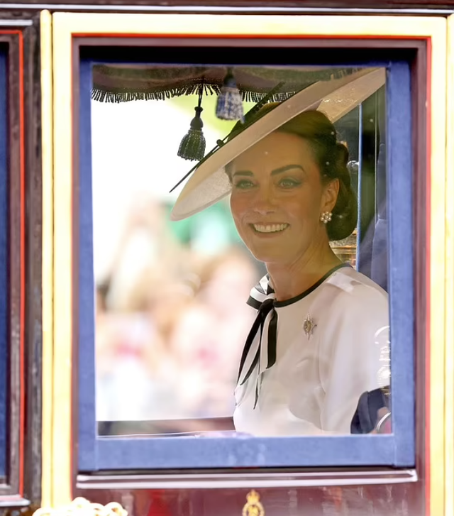 Hé lộ hình ảnh mới nhất Vương phi Kate xuất hiện trước công chúng sau thời gian điều trị ung thư- Ảnh 7.