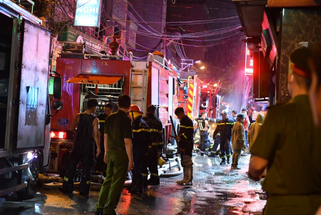 Cận cảnh hiện trường vụ cháy nhà trên phố Định Công Hạ khiến 4 người thiệt mạng- Ảnh 11.